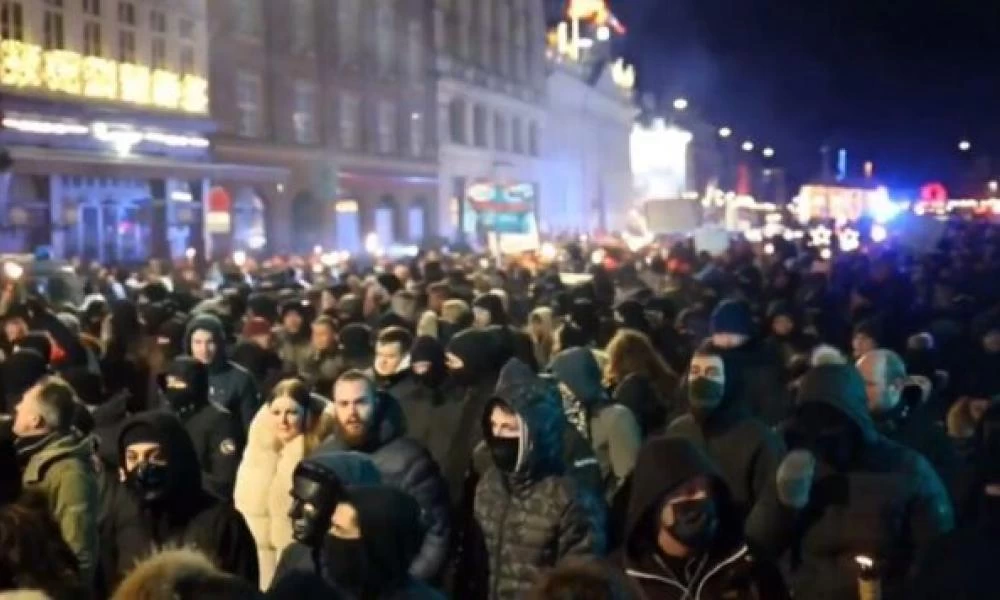 Εκατοντάδες Δανοί στους δρόμους κατά του lockdown και των διαβατηρίων εμβολίων